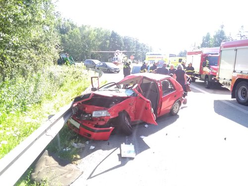 Nehoda s vyproštěním v Jindřichově Hradci, zasahoval i vrtulník LZS