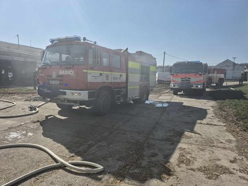 Požár hospodářského objektu zaměstnal desítky hasičů