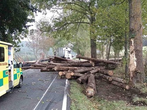 Nehoda nákladního auta zkomplikovala provoz, hasiči zasahovali několik hodin