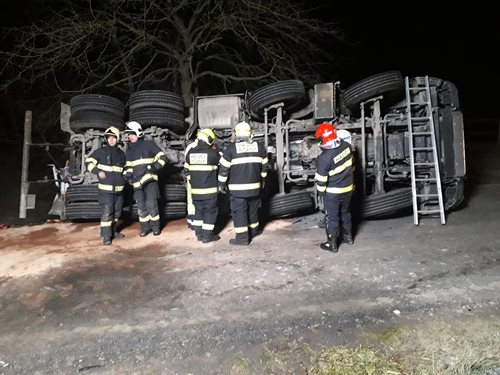 U nehody mixu s betonem poblíž Petříkova zasahoval i sací bagr FOTOGALERIE