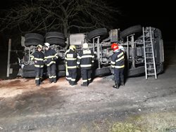 U nehody mixu s betonem poblíž Petříkova zasahoval i sací bagr FOTOGALERIE