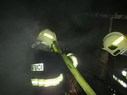 U požáru chatky zasahovaly tři jednotky hasičů