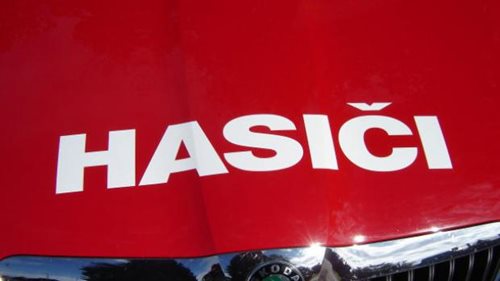 Hasiči po nehodě vyprošťovali řidiče vozidla