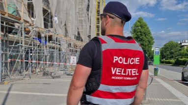 Tragédie v bytovém domě. Žena po útoku souseda zemřela, policie zadržela podezřelého