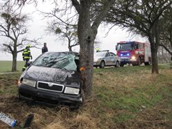 Auto v poli i sražený chodec