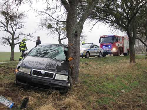 Auto v poli i sražený chodec