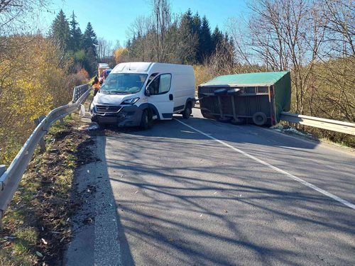 Převrácený přívěs blokoval silnici. Hasiči překládali dvoutunový náklad