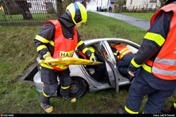 Vyprošťování řidiče Mazdy i automobilu z příkopu na okraji Ostravy
