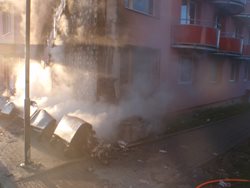 Požár popelnic se v Kroměříži šířil na panelový dům