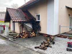 Požár způsobila nedbalost - vysypaný popel do popelnice