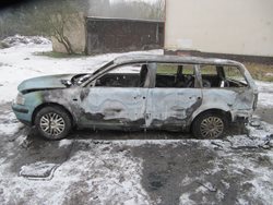 Na Náchodsku  skončil osobní automobil  v plamenech