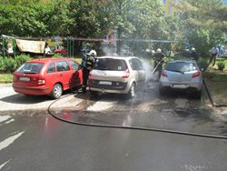 V Plzni oheň zničil tři zaparkovaná auta