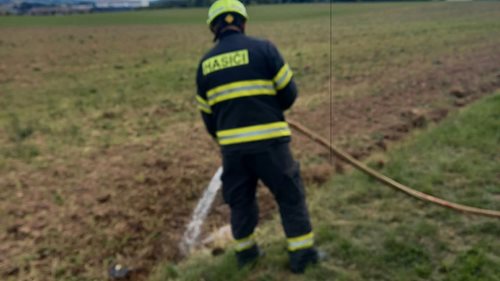 Pyrotechnik rozhodl o kontrolovaném odpalu nalezené munice. Hasiči zajistili místo proti požáru