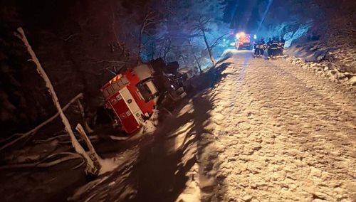 Nehoda cisterny si při zásahu vyžádala osm zraněných