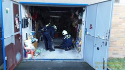 Hasiči vyjížděli k úniku neznámého plynu do bytového domu