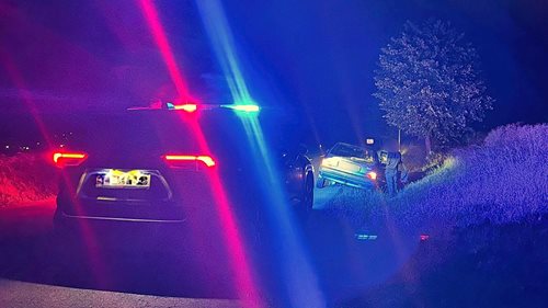 Při policejní kontrole si za jízdy vyměnili místa. Oba byli pod vlivem drog a bez řidičáku