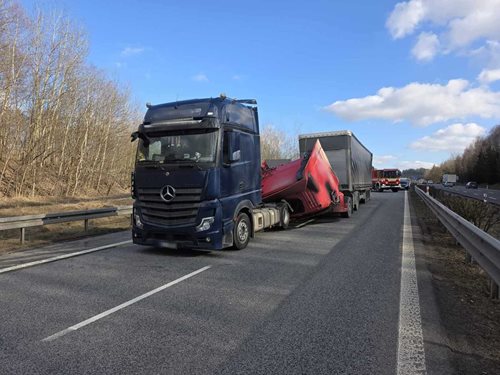 Srážka kamionů ochromila hlavní tah