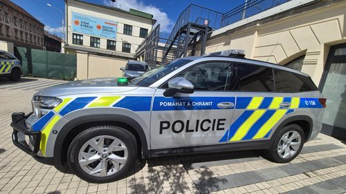 Kradené auto ujíždělo centrem Prahy. Řidič ohrožoval tramvaje i chodce