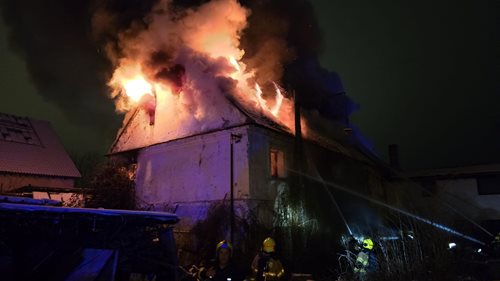 Požár domu skončil tragédií, uvnitř nalezena osoba bez známek života