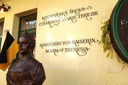 Restauraci u Sapíků Klokočná zdobí busta  císařovny Marie Terezie  