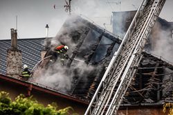 Požár zničil střechu domu na náměstí ve Dvoře Králové nad Labem