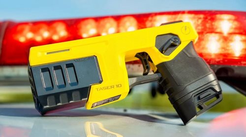 Agresivního muže s kladivem zastavil až policejní taser