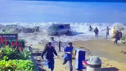 Katastrofální vlny zaplavují plážová města v Kalifornii