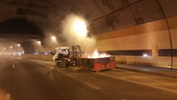 Požár na korbě nákladního auta v Bubenečském tunelu byl rychle lokalizován