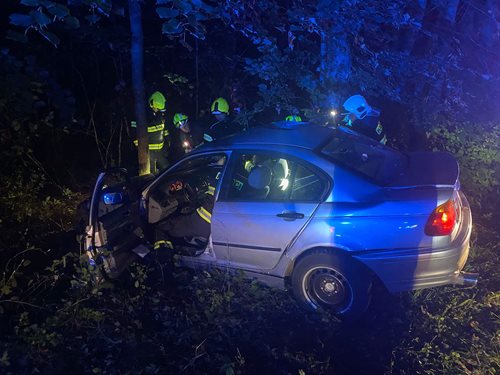 Náraz do stromu ohrožoval životy, hasiči zasahovali s páteřovou deskou