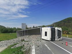 U Bystřičky se z kamionu na cestu vysypal náklad