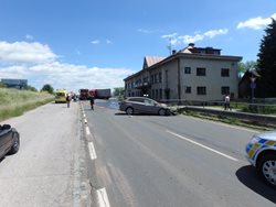 Nehoda kamionu a osobáku zablokovala silnici u Horního Lánova.Hasiči na místě zasahovali několik hodin  