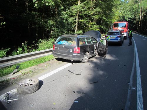 Při nehodě osobního vozu a kamionu se zranilo dítě a jedna dospělá osoba.