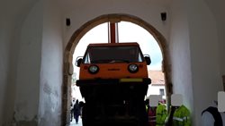 V Českém Krumlově hasiči vyprošťovali z brány multikáru