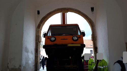 V Českém Krumlově hasiči vyprošťovali z brány multikáru