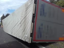 Převrácený nákladní automobil na hradecké dálnici u Bříství