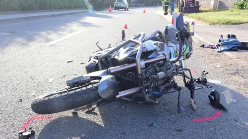 Motorkář se střetl s traktorem. Policie hledá svědky nehody