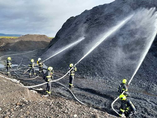 Rozsáhlý požár skládky zaměstnal desítky hasičů