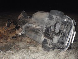 Ze zdemolovaného vozidla pomohli zraněnému řidiči svědci nehody