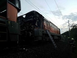 Hasiči likvidovali požár lokomotivy
