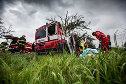 Tragická dopravní nehoda na Jihlavsku, jedno z vozidel začalo po nehodě hořet