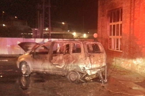 Požár v autoservise poškodil pět aut