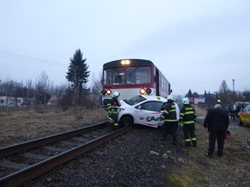 Po sobotní ranní srážce vlaku s autem letěl pro zraněnou spolujezdkyni z auta vrtulník. 