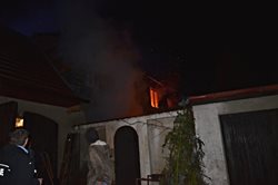 V noci na neděli hasiči likvidovali plameny v rodinném domě na Kladensku