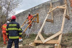 Hasiči procvičovali stabilizaci narušených konstrukcí