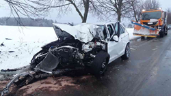U Křižanova narazil dopoledne osobní vůz do stromu, nehoda si vyžádala tři zranění