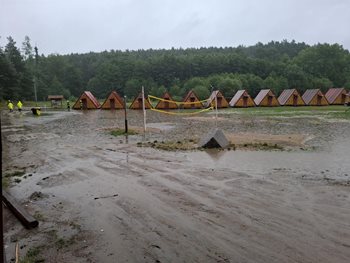 Hasiči evakuovali dva tábory na Jesenicku kvůli hrozbě záplav
