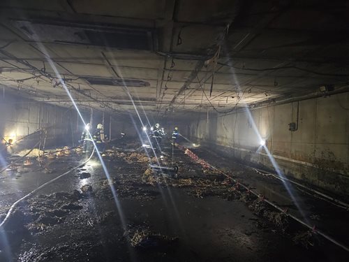 Požár haly s kachňaty likvidovalo deset jednotek