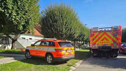 Hasiči s policisty resuscitovali ženu a současně bojovali s požárem domu. Žena bohužel zemřela