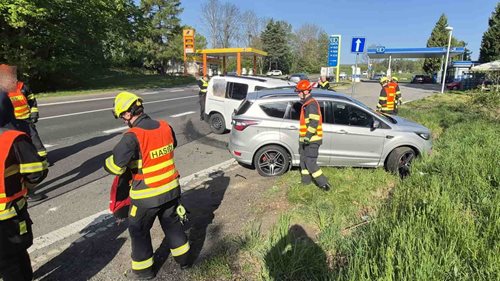 Střet tří vozidel si vyžádal zranění dvou osob