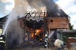 Od hořícího vozidla chytla stodola i přístavek rodinného domu